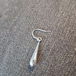 Elegant Silver Teardrop Earring
